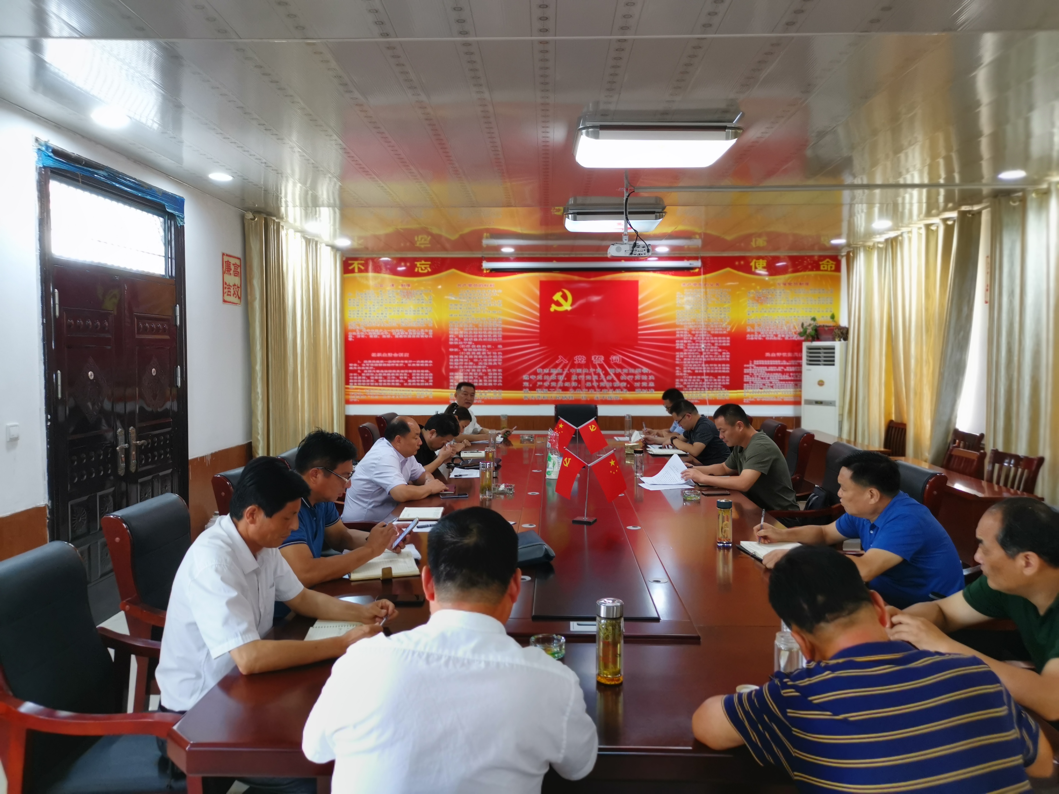 村两委换届座谈会.jpg