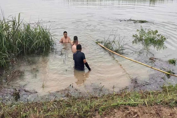 花园镇高岗寺村党支部书记徐恩俊带领群众封堵下水管涌口.jpg